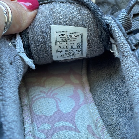 Roxy Surf sneakers. Gray Camo print Canvas/denim feel outside. Women’s size 6 - Picture 7 of 8